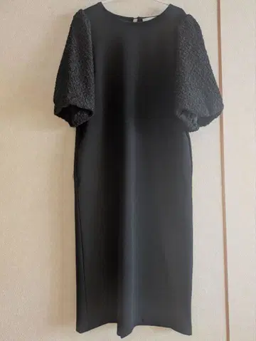 블랙 볼륨 슬리브 무릎 기장 원피스