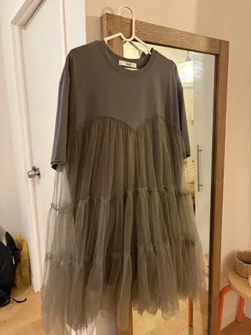 그레이 튤 티어드 반팔 T셔츠