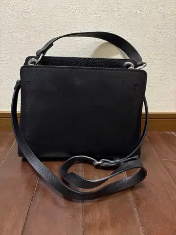 블랙 숄더백 스웨이드풍