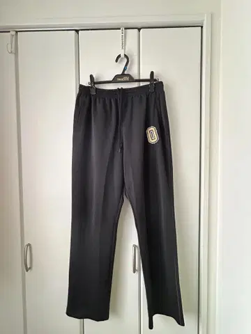 블랙 조거 팬츠 지퍼 포켓 부착