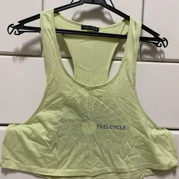 FEELCYCLE 라임 그린 크롭 탱크탑