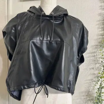 새상품 후드 부착 블랙 인조 가죽 슬리브리스 후드티