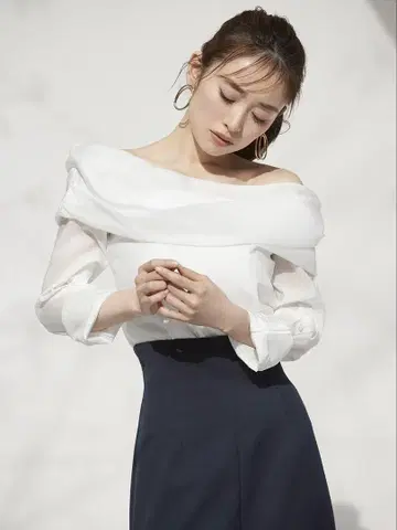 스나이델 오프숄더 긴팔 블라우스