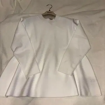 UNFILO 긴팔 플레어 니트 화이트
