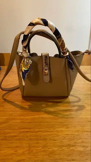 베이지 가죽 미니 핸드백 스카프 포함