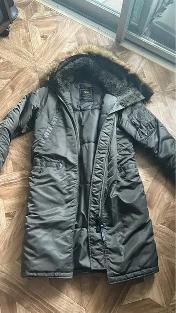 다크 그레이 퍼 달린 밀리터리 자켓