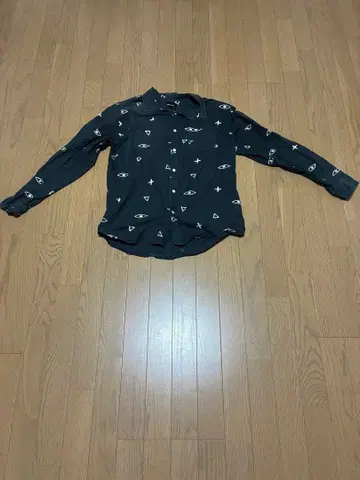 눈과 십자가 패턴 긴팔 셔츠 블랙
