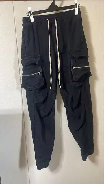 블랙 카고 팬츠 지퍼 포켓 부착