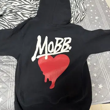 MOBB 블랙 후드티 하트 디자인