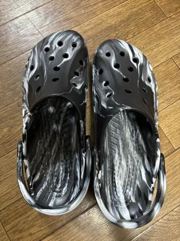 Crocs 블랙/화이트 샌들