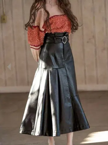 에밀리아 위즈 가죽 롱 스커트