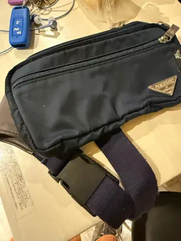 Percheteer 바디백 네이비