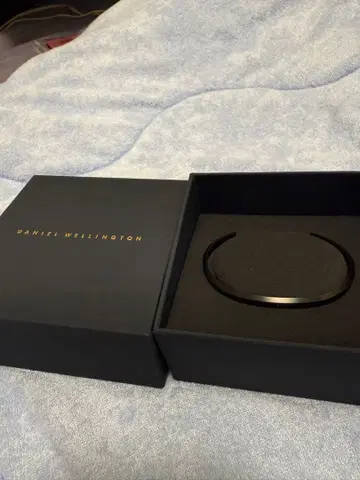 [ 새상품급 ] DANIEL WELLINGTON 블랙 뱅글 팔찌