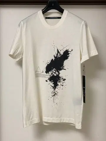 JULIUS 그래픽 프린트 티셔츠 WHITE