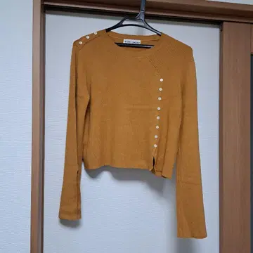 TINA:JOJUN 카멜 긴팔 스웨터 버튼 포함