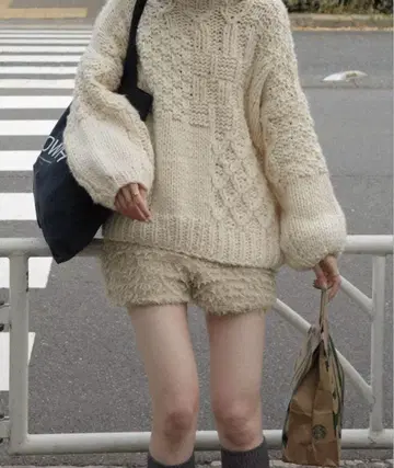 새상품 Eaphi FLUFFY SHORT PANTS beige