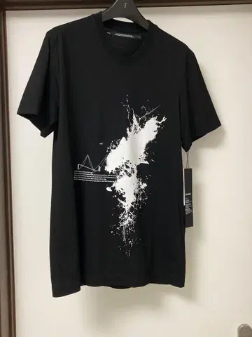 JULIUS 그래픽 프린트 티셔츠 BLACK