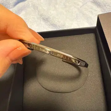 [ 새상품급 ] DANIEL WELLINGTON 그래파이트 뱅글 팔찌