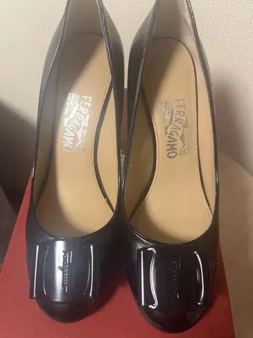 Ferragamo 블랙 발레리나 펌프스 힐 7cm 박스 포함
