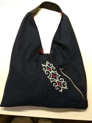 핸드메이드 아이누 자수 삼각형 백 (숄더 가능) 내외부 포켓 키링 포함