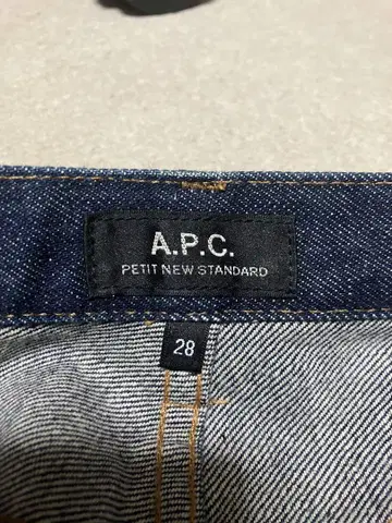 A.P.C 프티 뉴 스탠다드 29