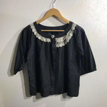 레이스 달린 티셔츠