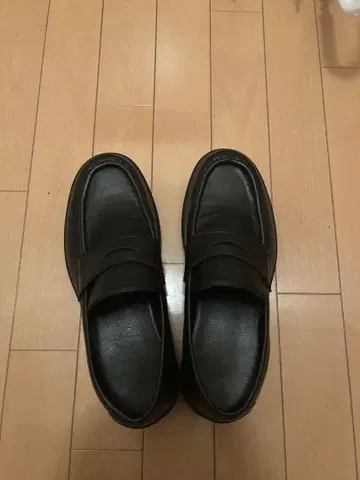 블랙 가죽 통굽 로퍼