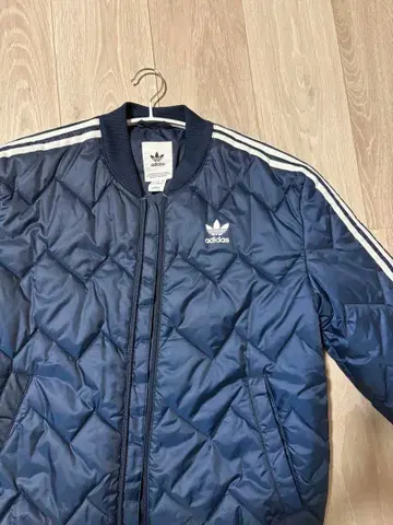 K-스타일 adidas 오리지널 네이비 퀼팅 자켓