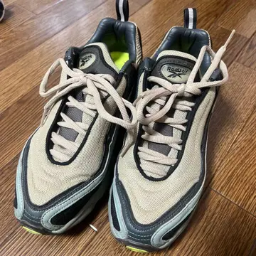 Reebok 베이지/블랙 스니커즈