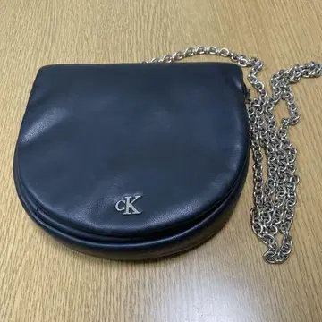 CALVIN KLEIN 체인 안장 미니 백 DP1705