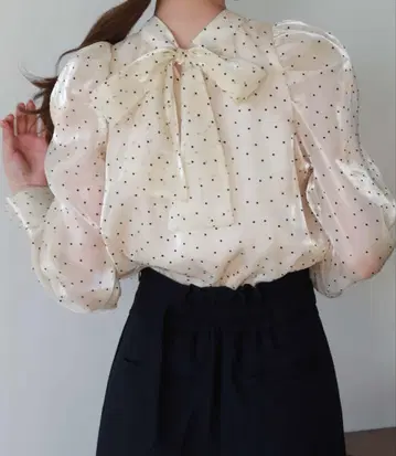 아카이브 2WAY 플로키 도트 블라우스
