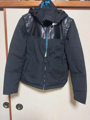 블랙 다운 자켓 후드 부착