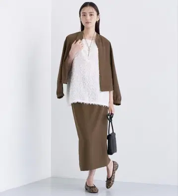 브라운 타이트 스커트 슬릿 포함