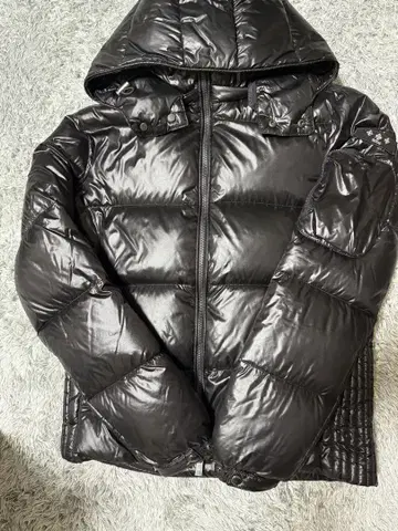TATRAS 블랙 후드 부착 다운 자켓