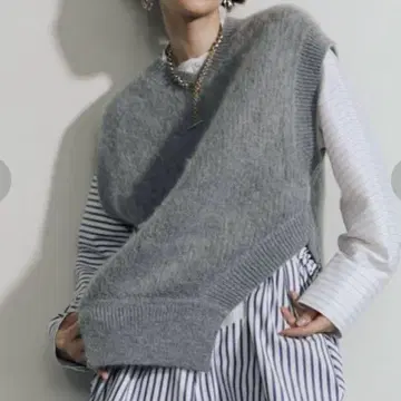 UN3D. 블랙 모헤어 니트 베스트 V넥