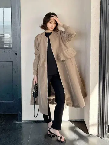 벌스데이 바쉬 프릴 장식 베이지 롱 코트