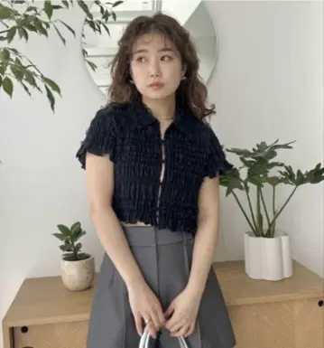 Lily Brown 프릴 네이비 크롭 반팔 셔츠