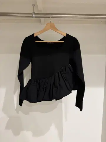 Sea Room lynn 블랙 프릴 긴팔 상의