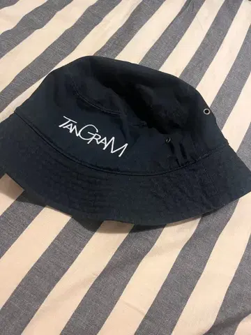 새상품급 TANGRAM 로고 버킷햇 S/M 블랙