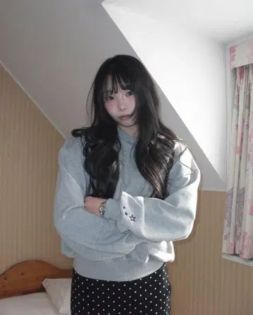 smyeon 크루넥 소매 자수 맨투맨 그레이