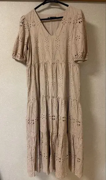 ZARA 자수 장식 베이지 롱 원피스