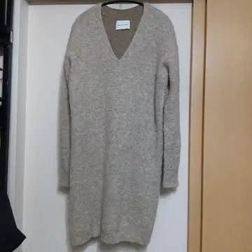 ADAM ET ROPE 베이지 V넥 뒷 절개 니트 원피스
