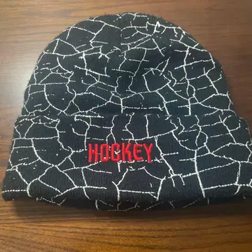 HOCKEY 니트 비니 블랙과 화이트 크랙 패턴