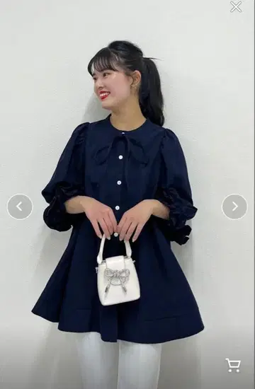 완판 볼륨 프릴 슬리브 블라우스 네이비
