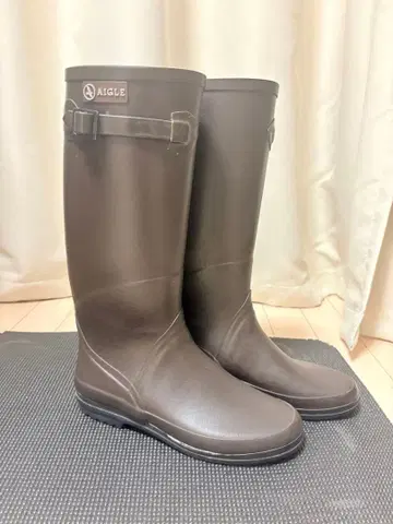 AIGLE 브라운 버클 장착 레인부츠