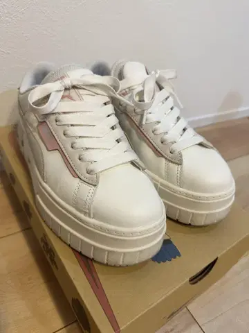 PUMA 화이트/핑크 통굽 스니커즈