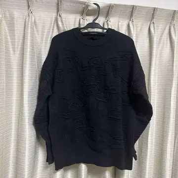 Desigual 블랙 엠보싱 가공 크루넥 스웨터