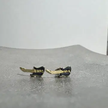 귀걸이 기타 모양 귀걸이 골드 블랙