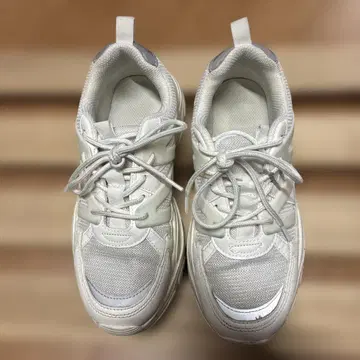 GU 화이트 볼륨 밑창 스니커즈 M 사이즈
