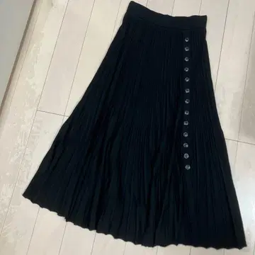 버튼이 멋스러운 플리츠 스커트